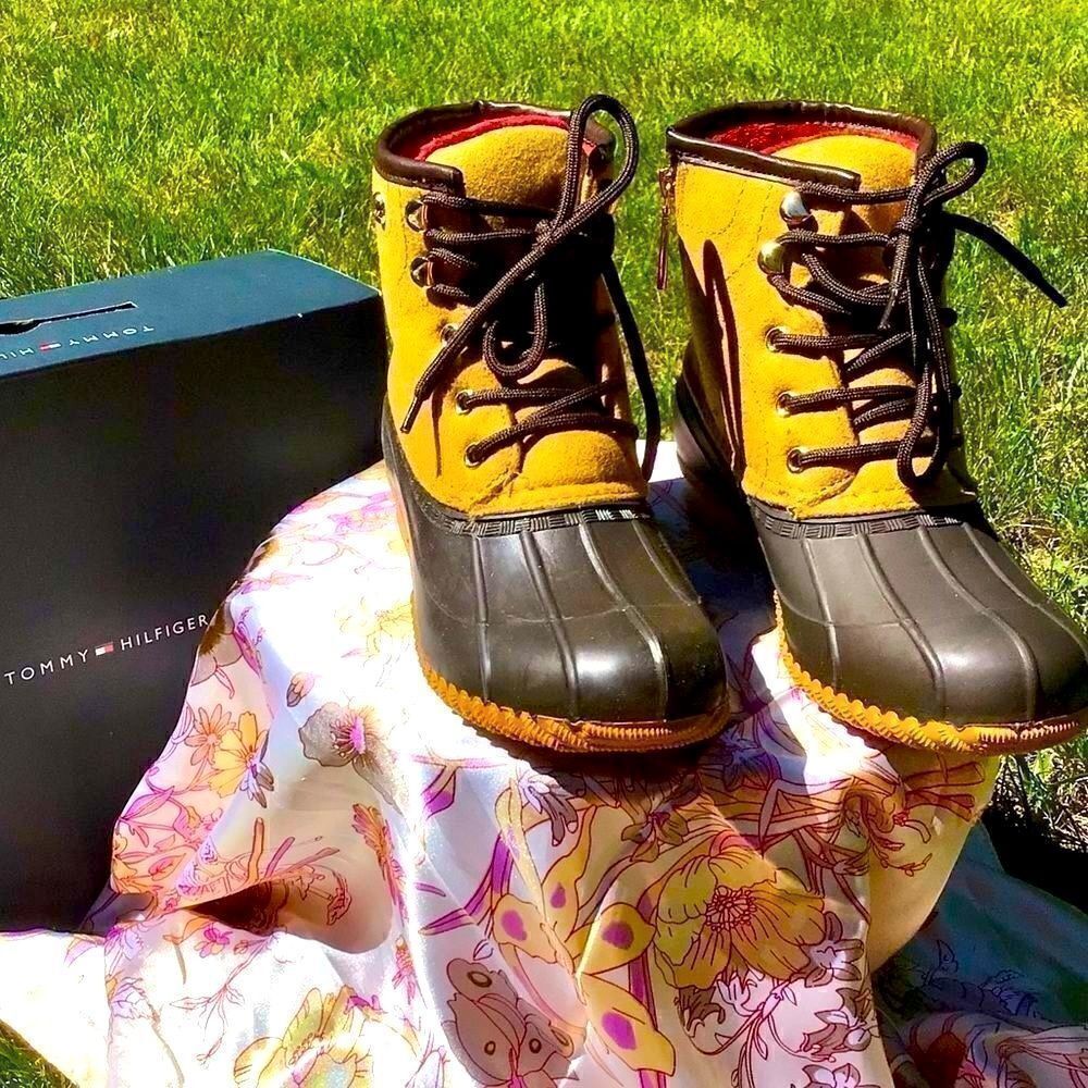 TOMMY HILFIGER ROAN LACE UP DUCK BOOTS 9 NEW